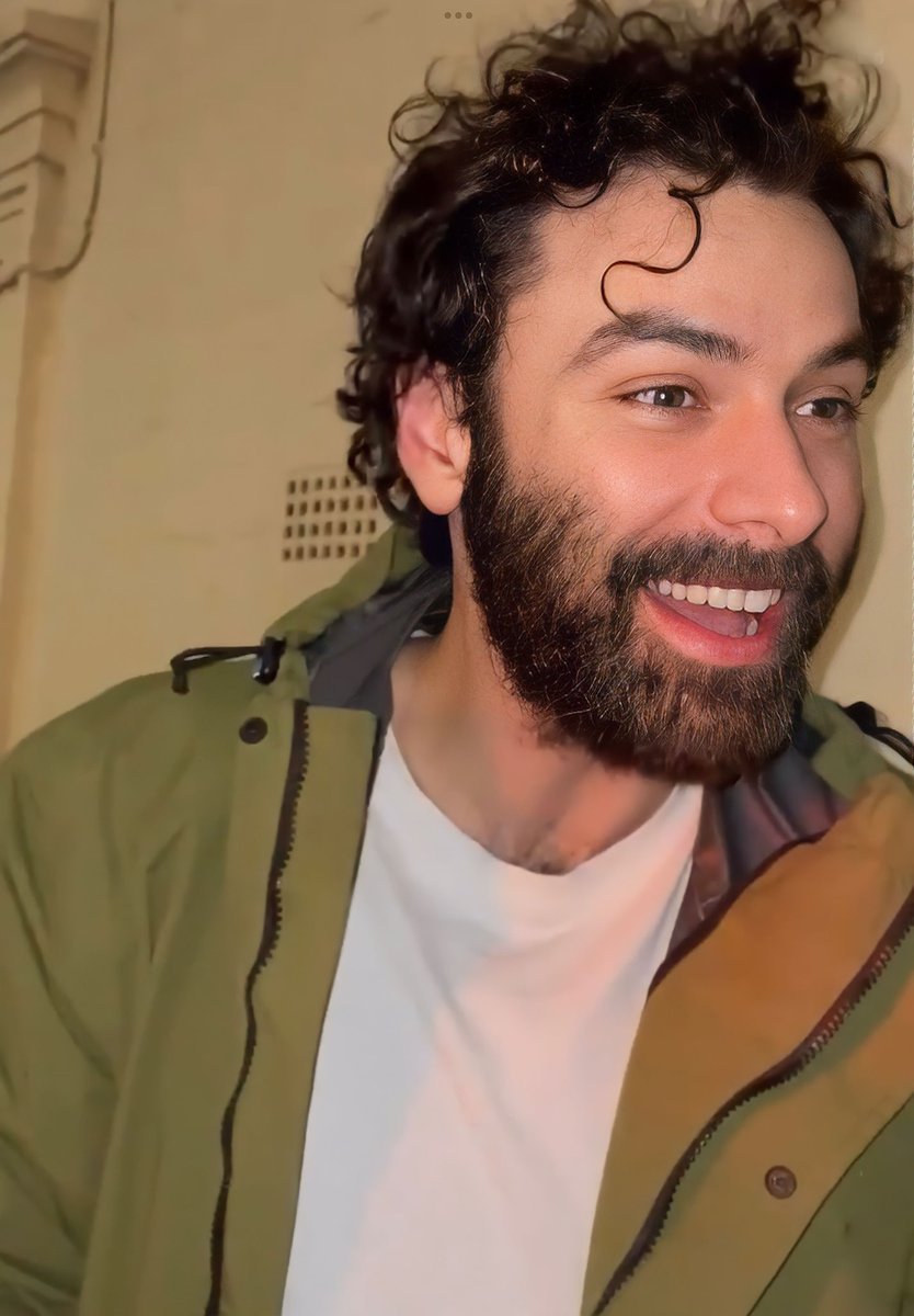 Aidan Turner 
I put again with a montage my screenshots from Gayle’s video outside the Theatre in London I love them too much ❤️❤️❤️
#aidanturner #aidanturnerlove #lemonstheplay #lemonslemonslemonslemonslemons #haroldpintertheatre