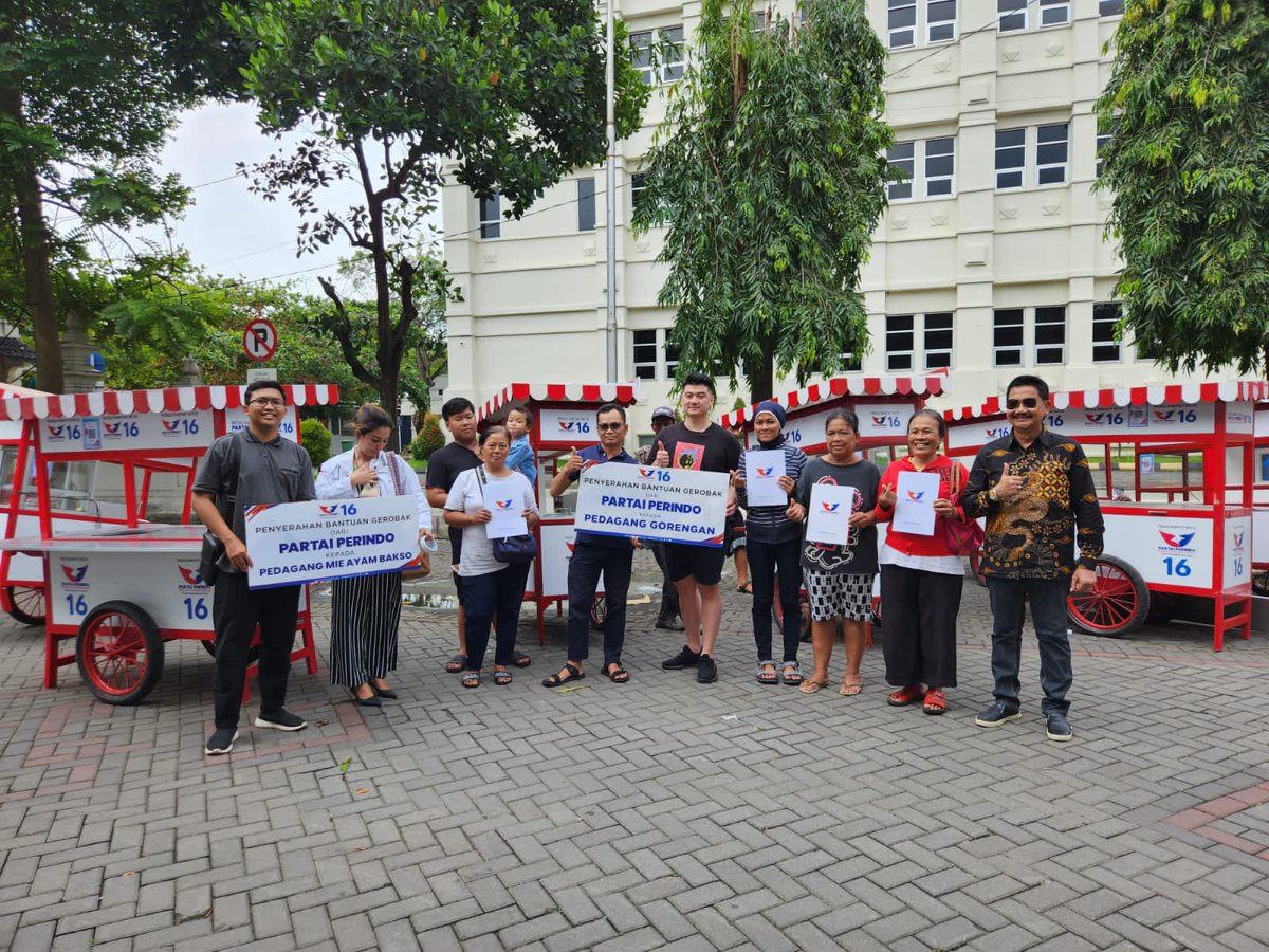 Hary_Tanoe's tweet image. 𝗠𝗶𝗻𝗴𝗴𝘂, 𝟮𝟰 𝗠𝗮𝗿𝗲𝘁 𝟮𝟬𝟮𝟯: Chef Arnold berbagi gerobak dengan pedagang makanan/UKM di Solo.

Maju terus Chef Arnold, suatu bentuk nyata bahwa Partai Perindo fokus pada kesejahteraan rakyat kecil. #HT
.
#HaryTanoesoedibjo #ChefArnold #GerobakPerindo #PartaiPerindo