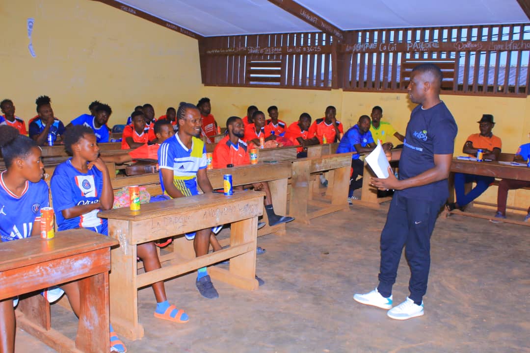 anfpg's tweet photo. La #TourneeANFPG 👏🏽 se poursuit.
Nous avons échangé hier avec les joueurs et joueuses de Moanda FC sur les points ci-dessous :
✅ Les services de l'#ANFPG et du Fonds Gabonais des Footballeurs
✅ Les #droits et #devoirs d'un footballeur ou footballeuse sous contrat de travail. https://t.co/YEPjk73hV1