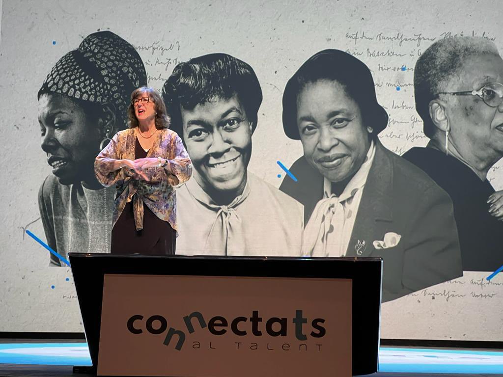 Connectats_gva's tweet photo. Sally Reis presenta un estudio sobre 15 mujeres eminentes en sus campos. Resalta las experiencias que todas ellas tuvieron en común en su paso por la escuela. Todo ello dentro de la teoría de la creatividad en la mujer. #CICONNECTATS2023 https://t.co/Nan8Dz0FkD