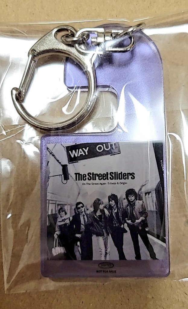 keith_108's tweet photo. 昨日やっと取りに行けました！
開けた時の衝撃が凄い！(*♥д♥*)

｢GIG'84｣のツアーパンフやオブジェだけでも限定版を購入したかいがあったけど、ワタシ的にはセブンネットの特典も大当たりでした♪♪

一生の宝物にしまーす✨✨

#TheStreetSliders
#OnTheStreetAgain
#tss40th #セブンイレブン https://t.co/HO6oQtutEn