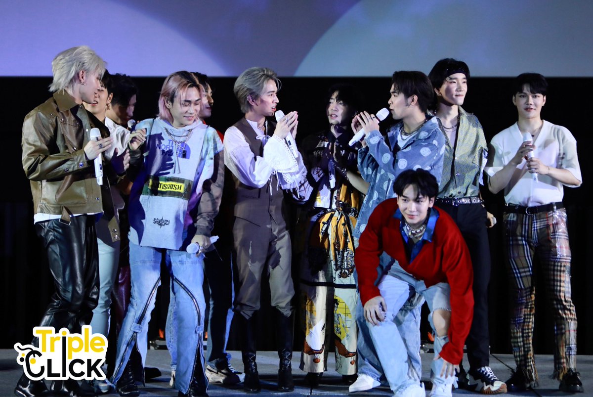 TripleclickTH's tweet photo. ฟลุ้ค ณธัช ถ่ายภาพร่วมกับสมาชิกวง XI หลังโชว์ร้องเพลงในงาน  BBTS X-Tra GREET 

#BBTSXTRAGREET
#boybandtheseries 
#XI #worldstar
#เจ้าแก้มก้อน 
#Fluke_Natouch https://t.co/8JUwSAJ2Dq