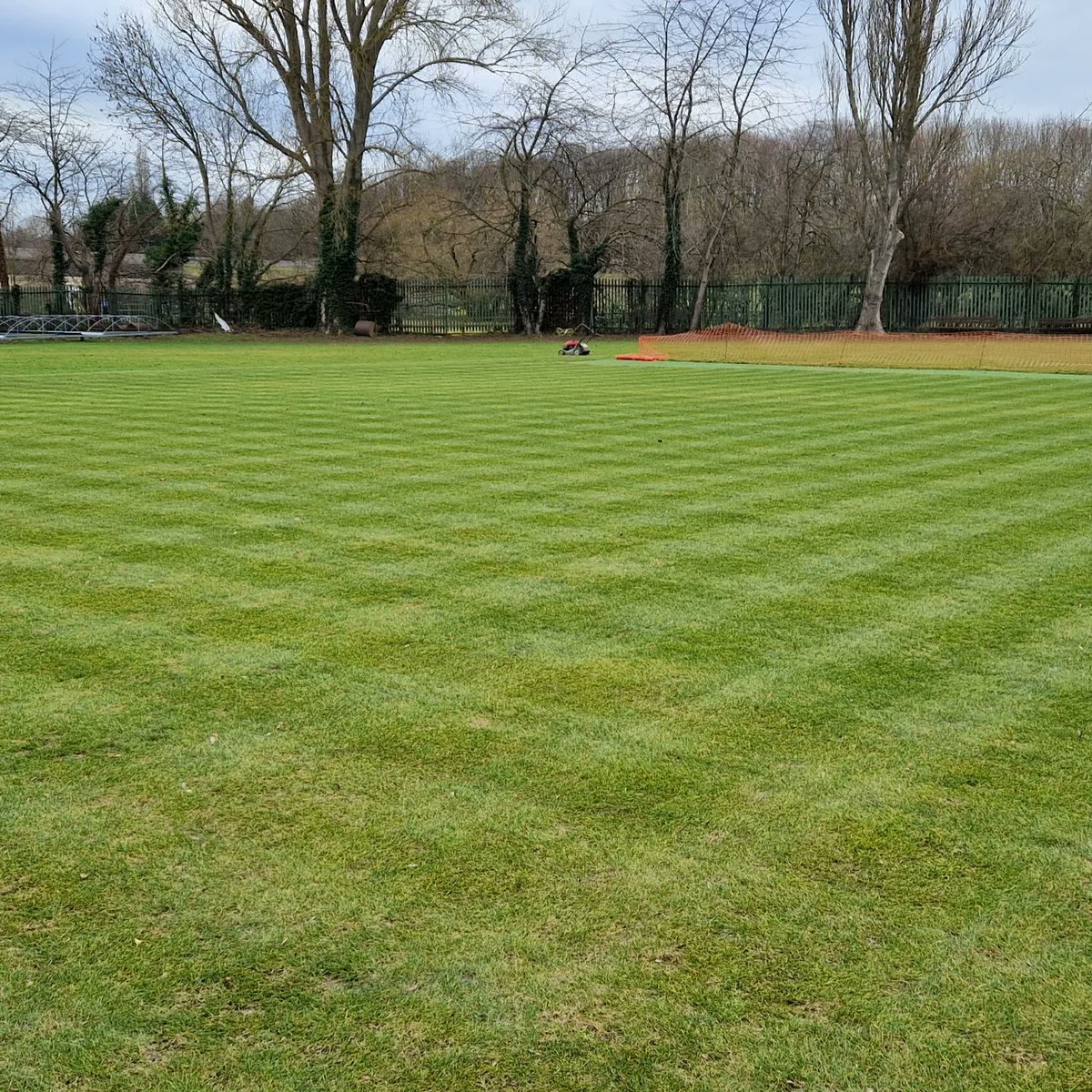 Worsbroughbcc's tweet image. 🚜🌱 To mark #GroundsWeek, we&apos;d like to acknowledge all the hardworking ground staff who have volunteered their time to maintain our ground over the years.

Their tireless work does not go unnoticed and is greatly appreciated.

#WBCC  
#Cricket