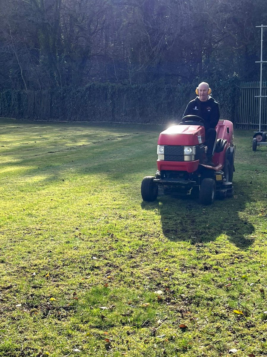 Worsbroughbcc's tweet image. 🚜🌱 To mark #GroundsWeek, we&apos;d like to acknowledge all the hardworking ground staff who have volunteered their time to maintain our ground over the years.

Their tireless work does not go unnoticed and is greatly appreciated.

#WBCC  
#Cricket