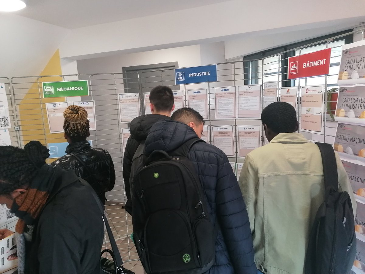 #JOBDATING #ALTERNANCE 🟠 Événement réussi 👏 Les entretiens se multiplient entre le public et les 26 entreprises présentes.

Jusqu'à 13h à #Châtellerault, vous pouvez encore nous rejoindre 👍