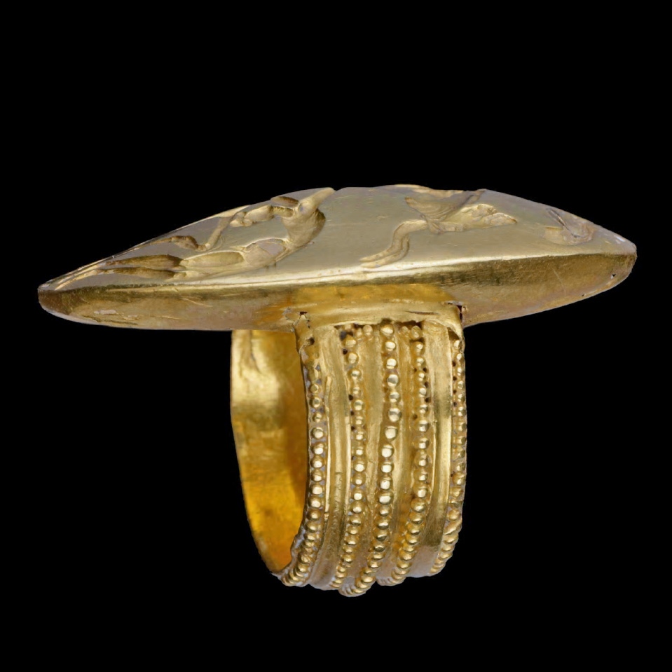 AshmoleanMuseum's tweet image. This incredible ring dates back to 1450–1375 BCE. Bull-leaping is one of the most enduring images from the Aegean Bronze Age. It features on objects from the Palace of Knossos and could be linked with the passing down of the myth of the Minotaur. ⁠⁠#LabyrinthAshmolean
⁠