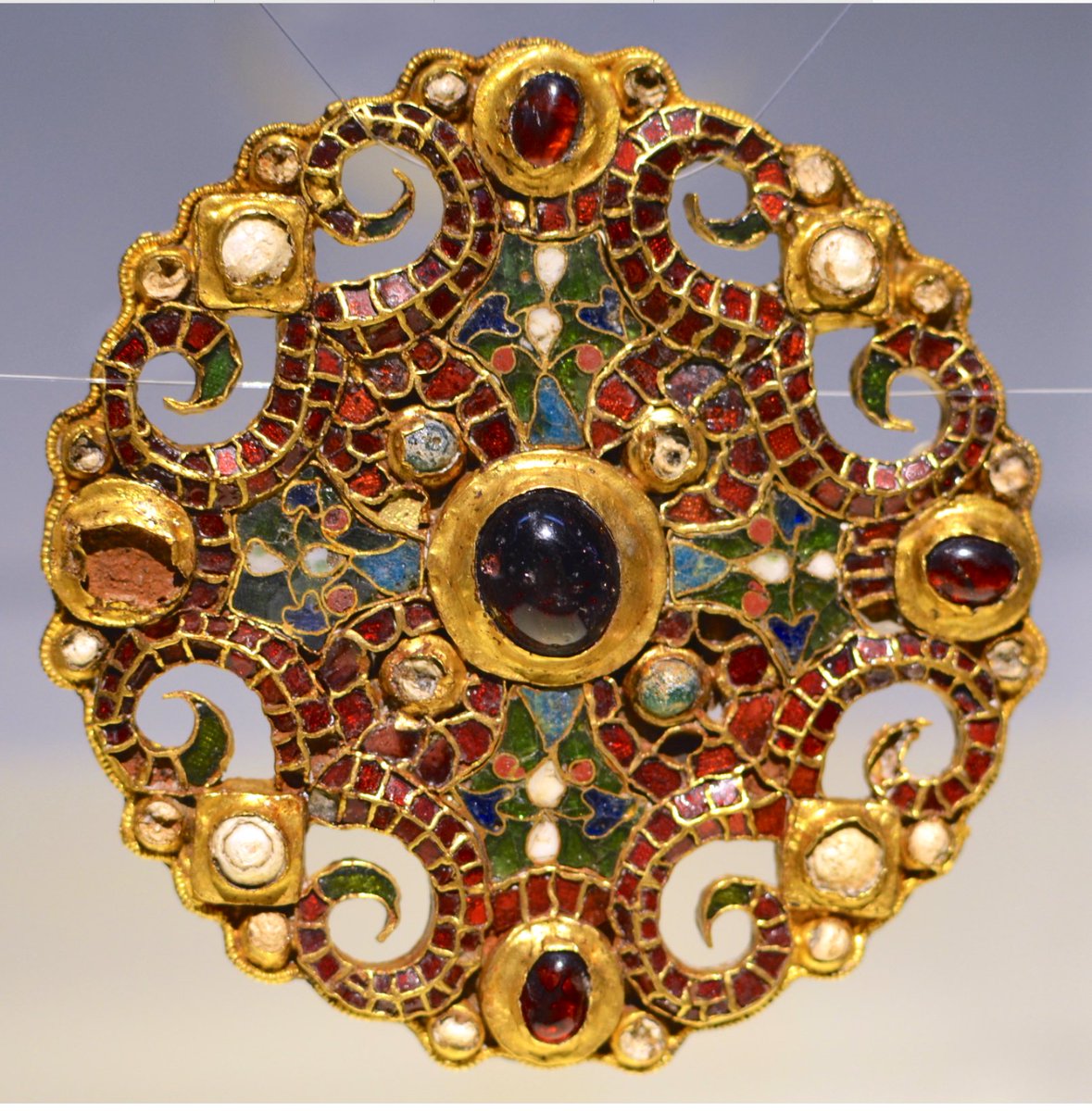 Alison Fisk (@AlisonFisk) on Twitter photo 2023-03-25 09:30:14 The Dorestad Brooch. c. AD 800. Carolingian. Gold, garnet, glass, enamel, and pearls. Found at the bottom of a well in the Netherlands in 1969! On display at Rijksmuseum van Oudheden, Leiden. 📷 AlexanderVanLoon (CC BY-SA 4.0) #Archaeology The Dorestad Brooch. c. AD 800. Carolingian. Gold, garnet, glass, enamel, and pearls. Found at the bottom of a well in the Netherlands in 1969! On display at Rijksmuseum van Oudheden, Leiden. 📷 AlexanderVanLoon (CC BY-SA 4.0) #Archaeology