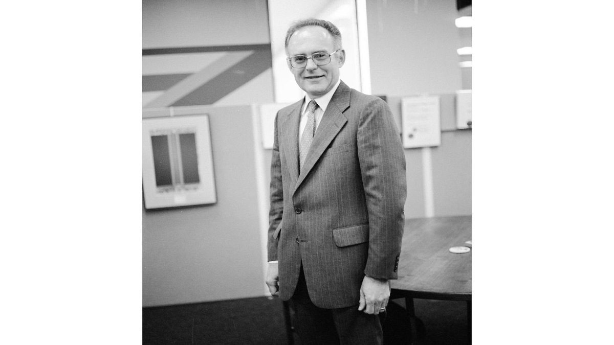 microsiervos's tweet photo. D.E.P. Gordon Moore (1929-2023), cofundador de Intel y creador de la archifamosa «Ley de Moore»  https://t.co/idJqzSUULg + https://t.co/BKFquOVh7H https://t.co/Ll3q4q5T8W