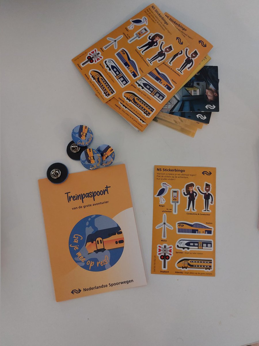 Werken in het weekend, dus dan kom je veel kinderen tegen die een dagje op reis gaan. En wat is er leuker om ze een aandenken mee te geven aan hun treinreis? De stickers en buttons heb ik weer paraat 😊 #treinpaspoort #treinleven #railrunner #treinmachinist <a href="/NS_online/">NS online</a>