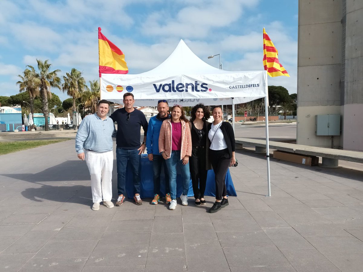 Valents_cast's tweet photo. En la Plaza de las palmeras hoy se reparte ilusión y esperanza por el cambio que necesita el municipio.

La alternativa, la savia nueva, el cambio real, la NO-POLÍTICA-FICCIÓN, somos #valents!.

@valents_cat https://t.co/Ihp8aR7mVq