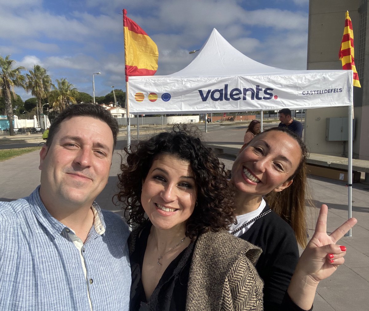 Valents_cast's tweet photo. En la Plaza de las palmeras hoy se reparte ilusión y esperanza por el cambio que necesita el municipio.

La alternativa, la savia nueva, el cambio real, la NO-POLÍTICA-FICCIÓN, somos #valents!.

@valents_cat https://t.co/Ihp8aR7mVq