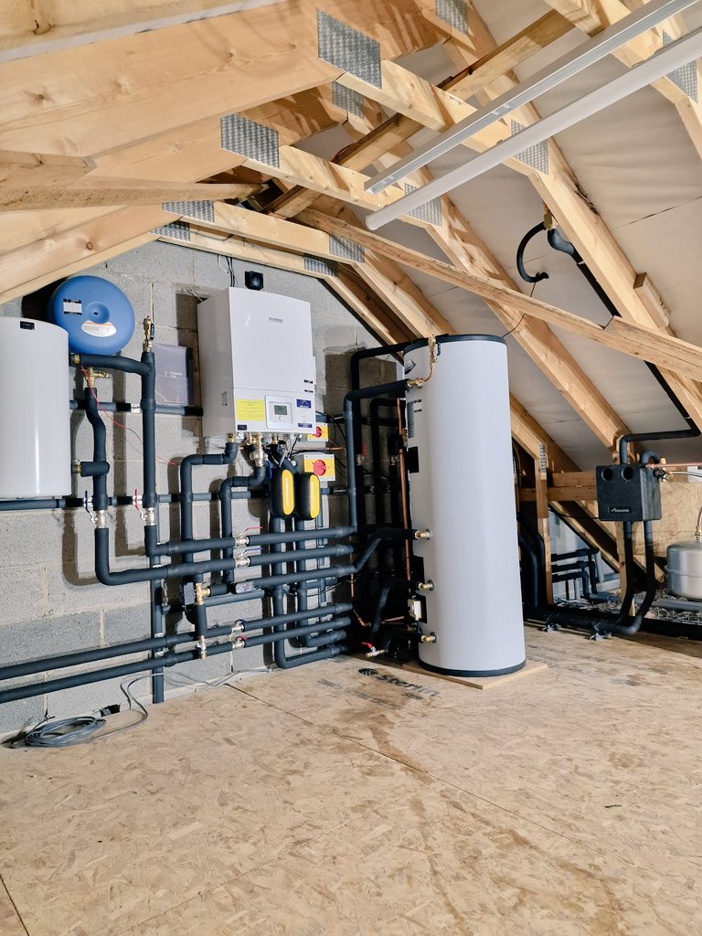 ThorpeEco's tweet photo. A recent heat pump and solar thermal installation for Plasmor Concrete Ltd. 
Here is a @WorcesterBosch @BoschGlobal, while using Giacomini manifolds. 

#Heatpump #renewableenergy #Yorkshire #York https://t.co/t4CnpWNyO0