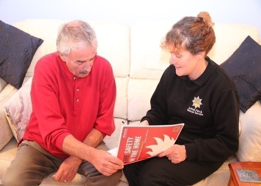 Are you worried about an elderly or vulnerable persons fire safety in the home? 🔥

<a href="/SuffolkFire/">Suffolk Fire & Rescue Service</a> carry out Safe and Well visits and provide specialist advice to help keep people safe in their homes &amp; fit free smoke alarms if required. ✅

For more info ➡️ suffolk.gov.uk/suffolk-fire-a…