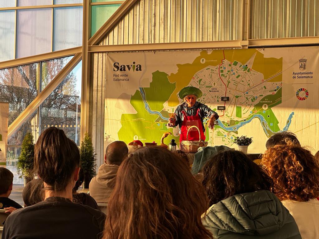 SaviaSalamanca's tweet photo. Gran ambiente en la sesión de tarde de ayer del #SaviaDay: decenas de salmantinos acudieron en familia a disfrutar de los talleres medioambientales con @TormesEB y #CEAMilani y el teatro de @Kamaru_Teatro. ¡Gracias a tod@s por venir a celebrar este día savio! https://t.co/sOaAzXK8en