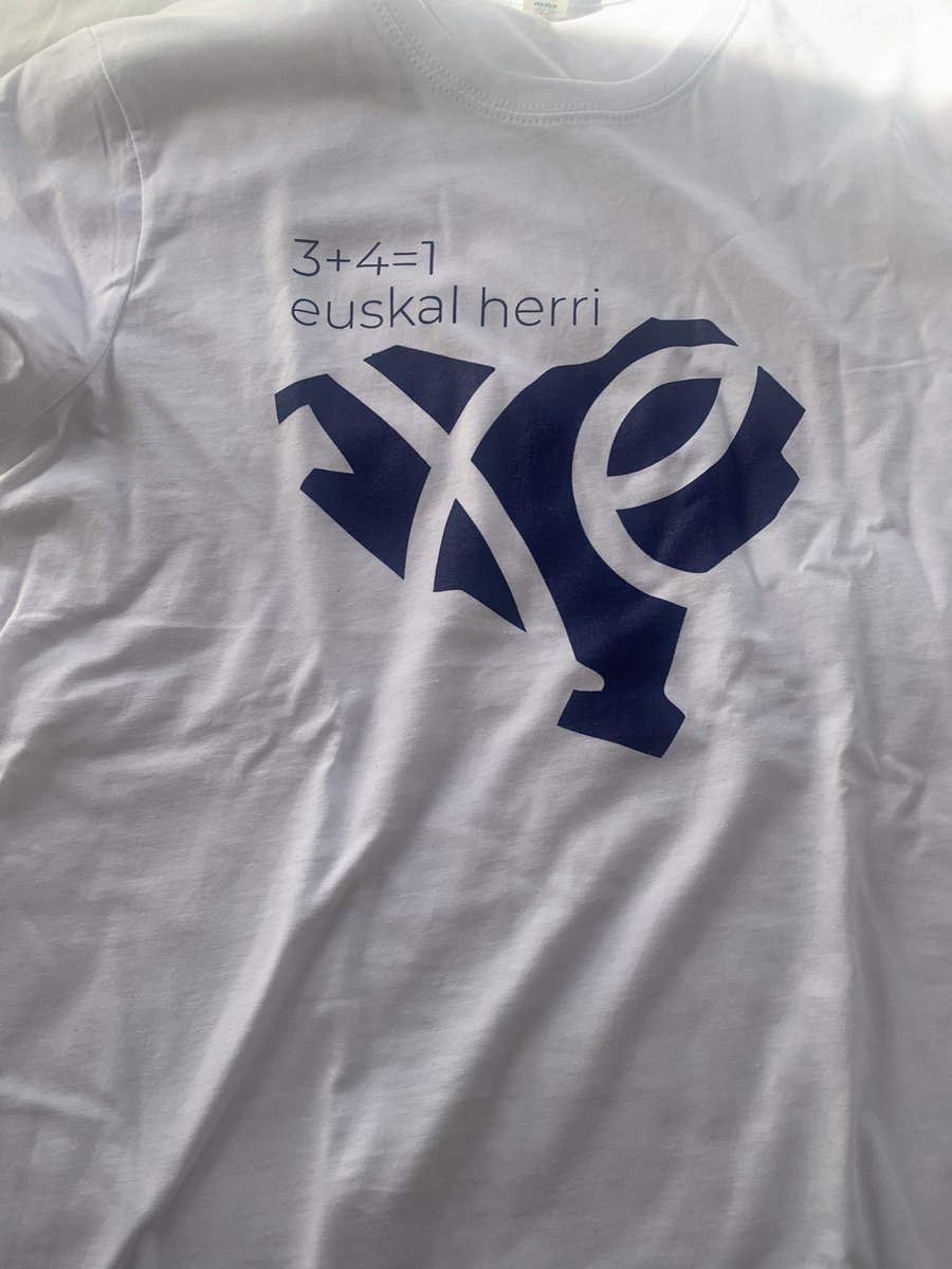 uurruzuno's tweet photo. Ondarruko @zubizahar1 ikastolak orain 45 urteko kamiseta berritu du. 
Mezua eta helburua berdina.
3+4=1
Euskal HerriXe! https://t.co/zkyjBL0IXx