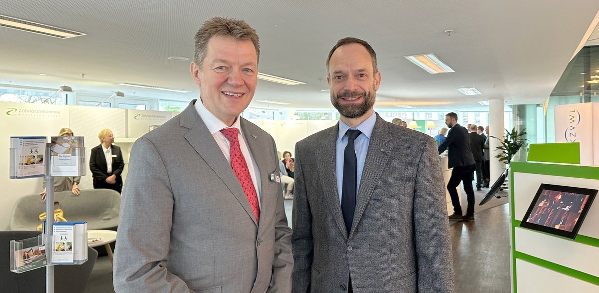 AOKNordWest's tweet photo. Was braucht es für eine zukunftsorientierte und flächendeckende zahnärztliche Versorgung? Auch darum geht es heute beim 68. #Zahnärztetag Westfalen-Lippe in #Gütersloh. AOK NordWest-Chef #TomAckermann (re) dazu im Gespräch mit Dr. Holger Seib, Chef der @kzv_wl. @kzbv @DZW_Portal https://t.co/8ElU9LbaTu