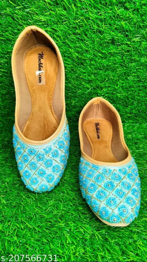 Skyblue Color With Golden Beads Work Hand Embroidered Punja🥿 Available for women & girls.
Contact us:- 📞+91 98888 01815 for more details.
.
.
.
.
.
#mochikart #Sandals #belly #punjabibelly #trending #instagram #recentpost #bellylove #bellyswag #punjabi #punjabiwedding