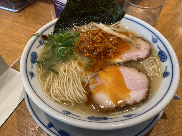 thatha7a's tweet photo. ラーメン渋英@渋谷。赤い豚骨。うまい。辛味がいいアクセントになってる。 
https://t.co/2wIEDciUL2 #tabelog https://t.co/RJypIDTHGj