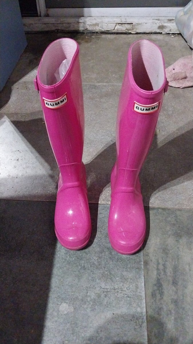 CandeeXCII's tweet photo. Preparándome para ir a trabajar con esta lluvia ☔️ pero siempre con estilo ovbio!!! #biendesabado https://t.co/P9PK6usis5