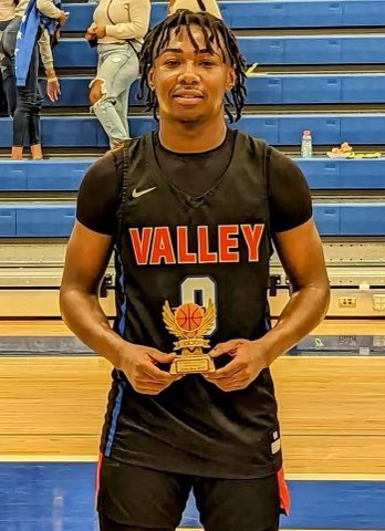Jamarious Martin <a href="/JamariousMarti2/">Jamarious Martin</a> was selected MVP at the Battle of the Borders Senior All-Star Game 🟠🔵