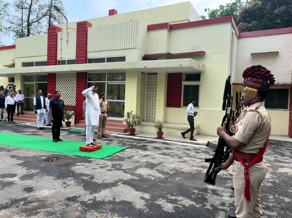 ErAshishSPatel's tweet photo. आज जनपद लखीमपुर खीरी में गार्ड ऑफ ऑनर लेते हुए https://t.co/2tfHgiAOS2