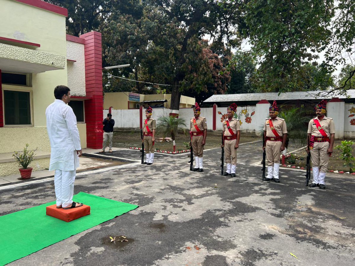 ErAshishSPatel's tweet photo. आज जनपद लखीमपुर खीरी में गार्ड ऑफ ऑनर लेते हुए https://t.co/2tfHgiAOS2