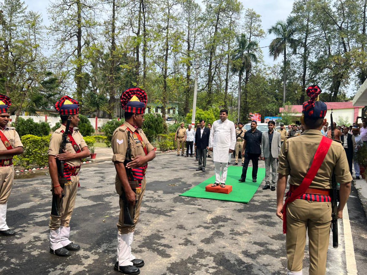 ErAshishSPatel's tweet photo. आज जनपद लखीमपुर खीरी में गार्ड ऑफ ऑनर लेते हुए https://t.co/2tfHgiAOS2