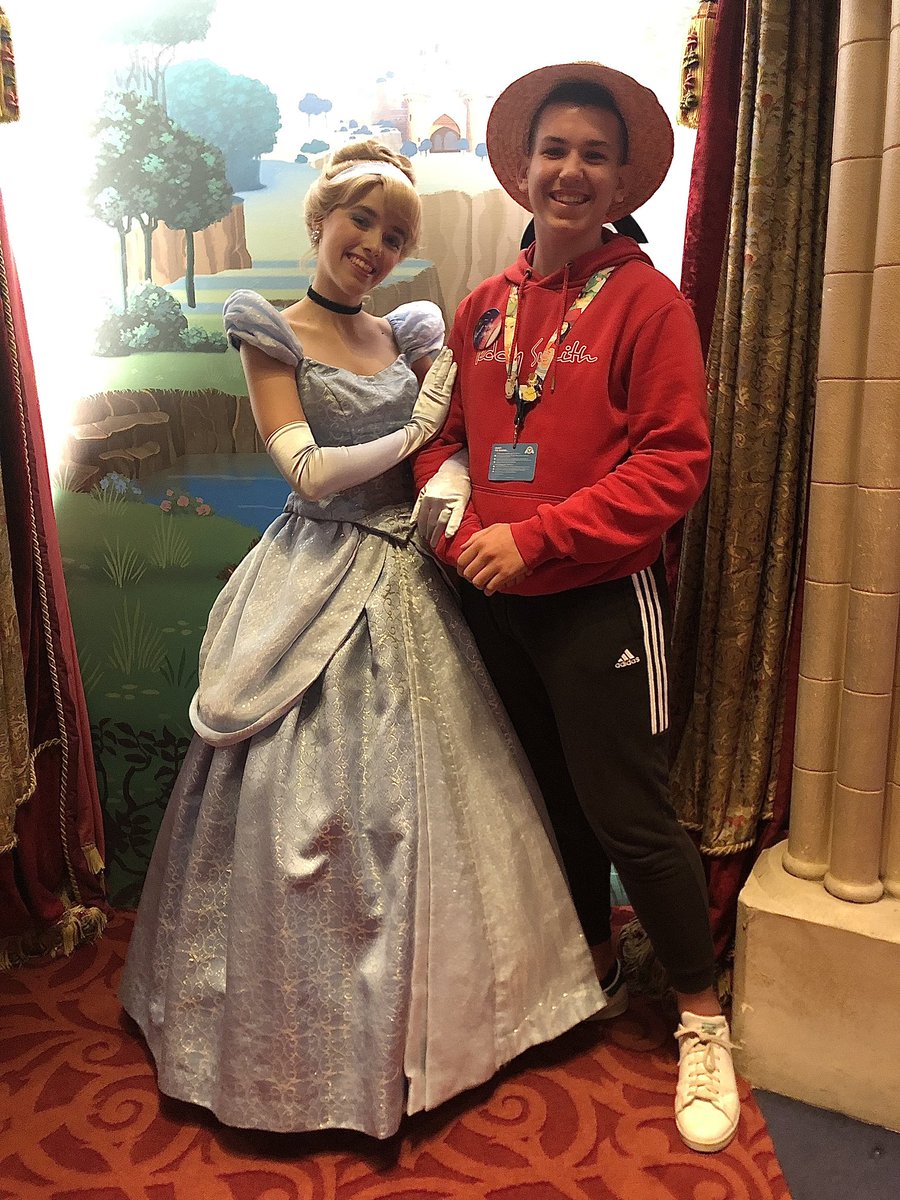 MatisGaze's tweet photo. Meet at Princess Pavillon with Cinderella ✨💙 #pavillondesprincesses #Disneyland #DisneylandParis #princessedisney https://t.co/uvUTsbZb67