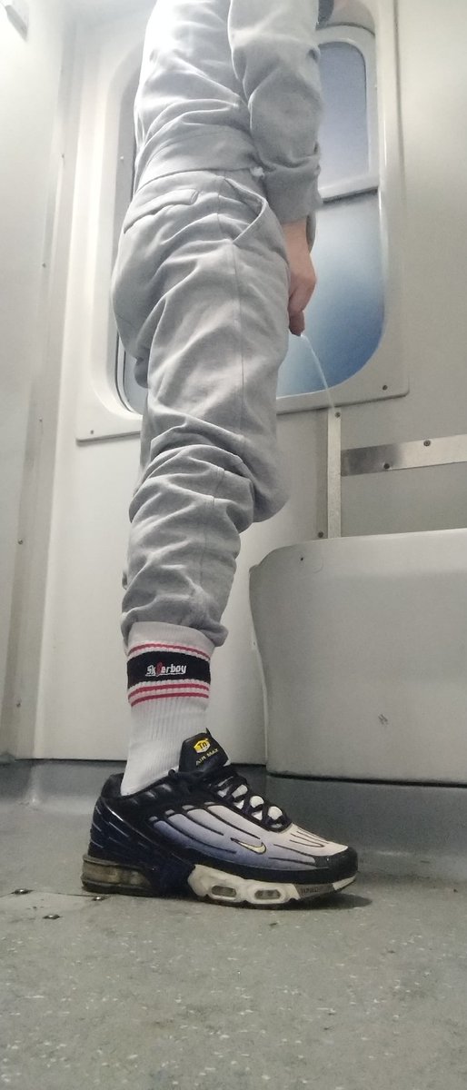 sneakerschav's tweet photo. @ScallyGay 

#scally #gay #socks #niketn #pissing https://t.co/bBOxgLDw4H