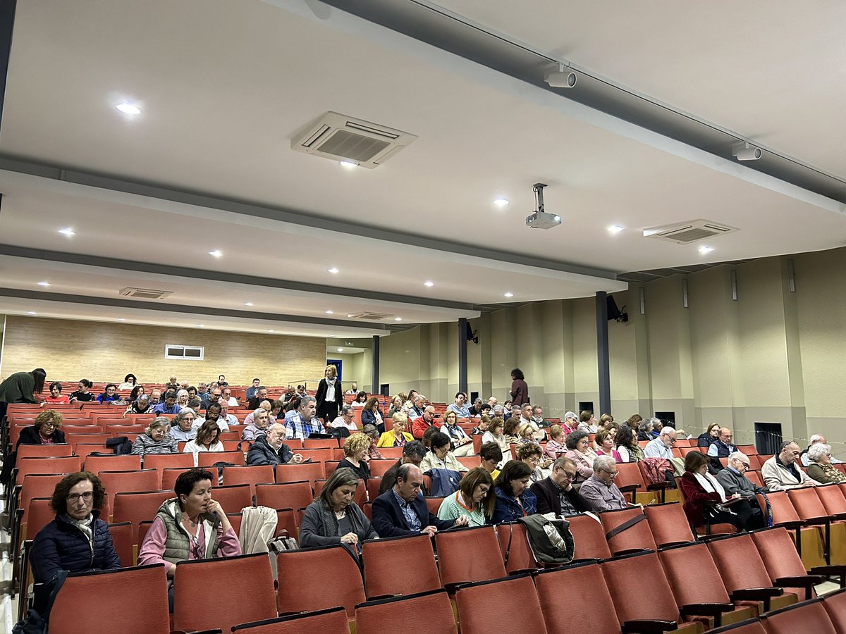 Segunda sesión de las jornadas de directores y directoras de las Vicarias 1, 2 y3. Que bien poder compartir y ver cómo el Señor se hace presente en cada una de estas personas.<a href="/SabinaBernat/">Sabina</a> @mamenmonzonis <a href="/AnFolch/">Anna Folch</a> <a href="/fanirq/">Fani Raga</a>