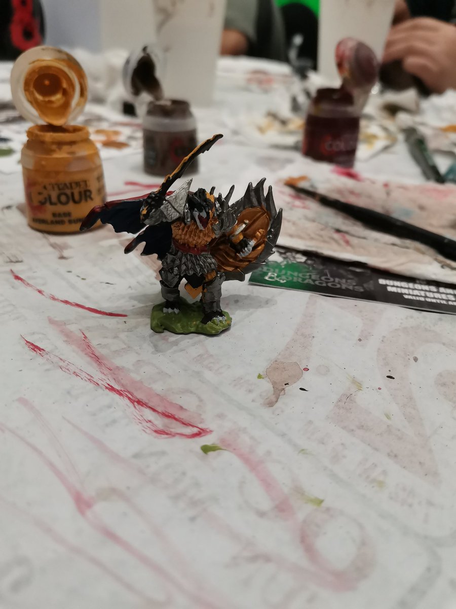 NattosBeans's tweet photo. I painted a figure to look like my fursona Natto and here's mine and a nice person figures from the dnd even in the Megamall fashion halls^^
#DnDMovie #neutralGrounds #GreasySnitches https://t.co/3mXej5PMMt