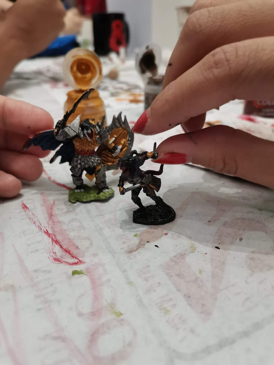 NattosBeans's tweet photo. I painted a figure to look like my fursona Natto and here's mine and a nice person figures from the dnd even in the Megamall fashion halls^^
#DnDMovie #neutralGrounds #GreasySnitches https://t.co/3mXej5PMMt