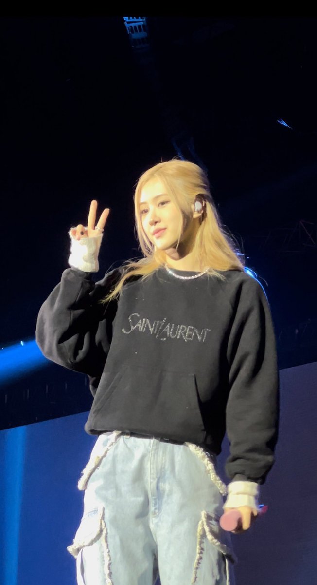 rosedailyupdate's tweet photo. ANG GANDA NI ROSÉ. ENANIYO, SANA MAKATULOG PA KAYO MAMAYAAA

ROSÉ ENAMORS PHILIPPINES
#RoséAmingTangi
#BORNPINKinManila_BulacanD1 https://t.co/1uTWFfAy7J