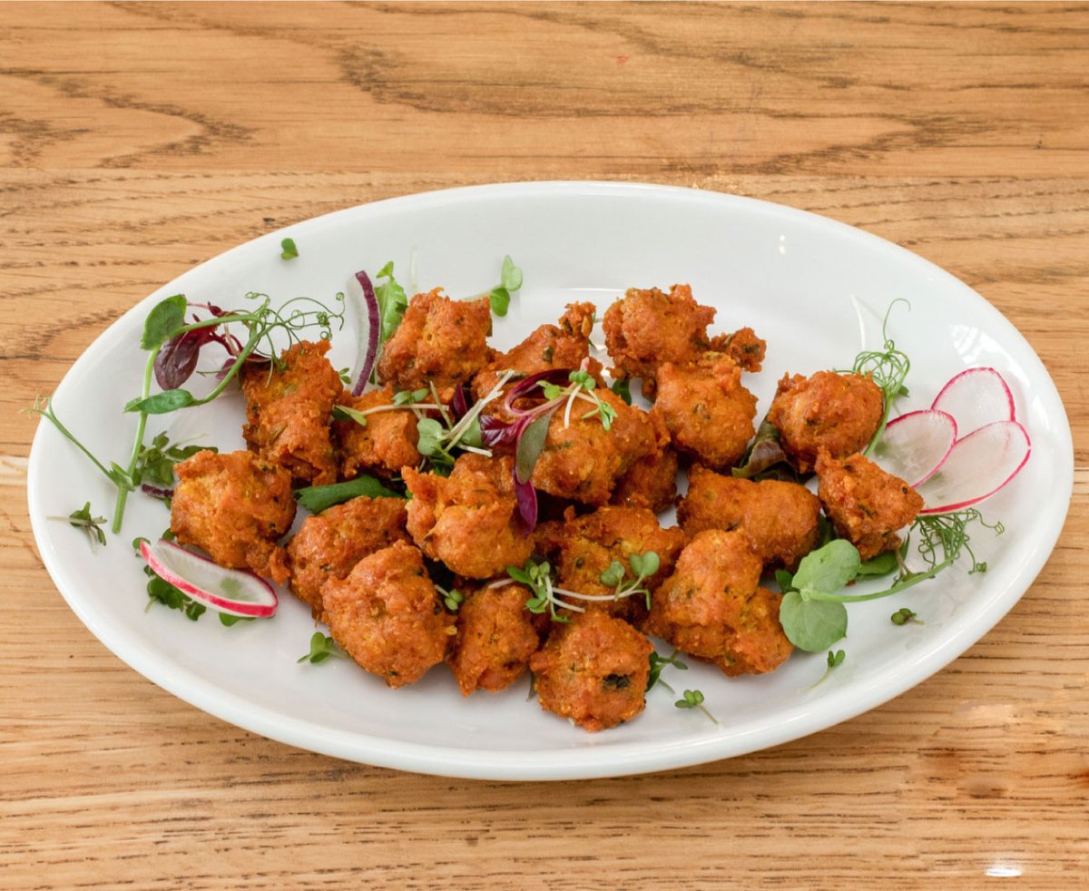 HolyCowLondonUK's tweet photo. Crunchy on the outside, and juicy on the inside - our Chicken Pakora is a flavour explosion you won't want to miss!🤤🍽️🇮🇳

Book your table online at
https://t.co/i1tMv53Y59

.#HolyCowFineIndianFood #Food #IndianRestaurantinLondon #IndianCuisine  #ChickenPakora #Weekend #Party https://t.co/WLlaVdP2SC