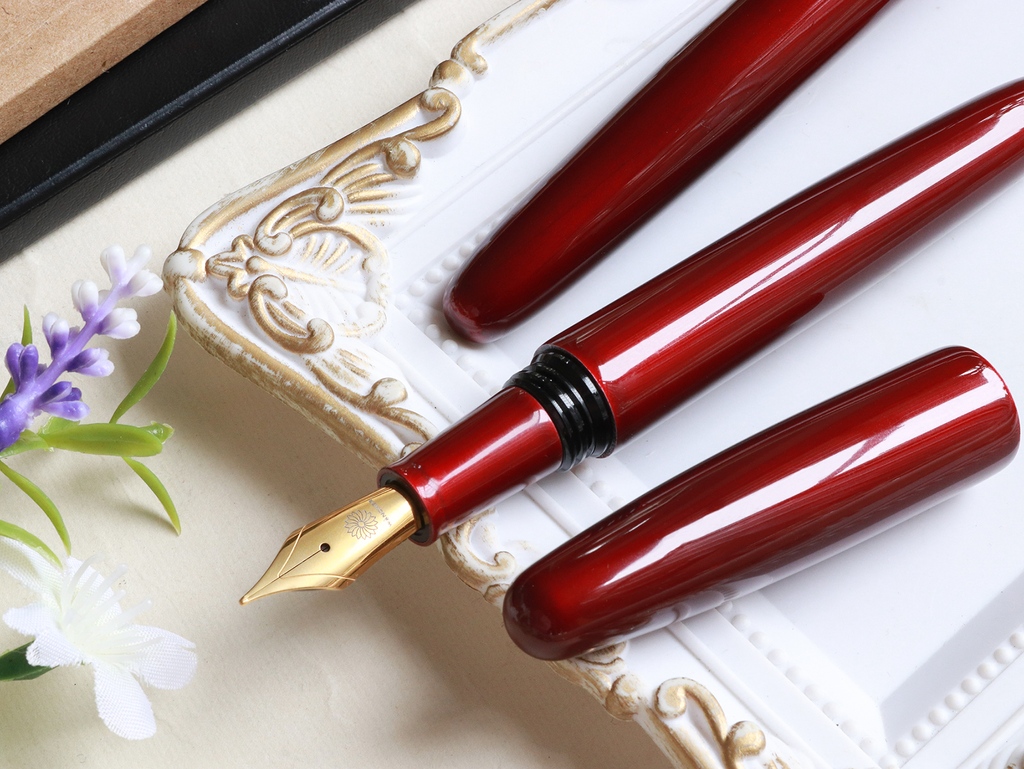 Wancher_Global's tweet photo. A new lustrous urushi red pen will arrive in a few days. The depth of the layers is beautifully seen under the light exposure ✨
Can you tell the lacquering name from the picture?
Stay tuned for further updates!
#wancher #wancherpen #fountainpen #urushi #urushipen
#japanart https://t.co/mNgIOM0Ot6