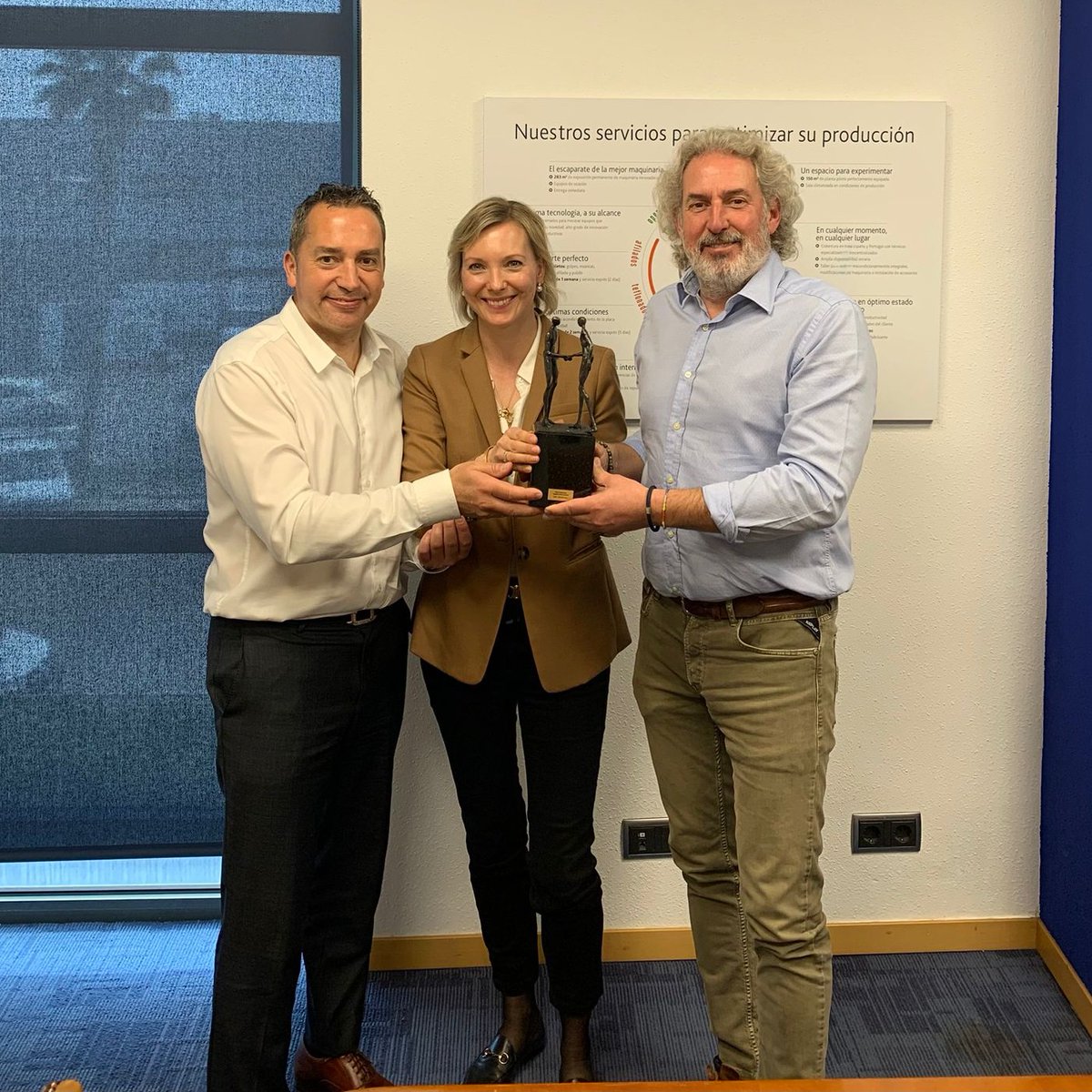 SEALPAC's tweet image. Felicidades!

Our Spanish / Portugese distributor EMO has it&apos;s 50th anniversary!
Our Area Export Manager Carlijn visited them to hand over their gift. A piece of art to symbolise the partnership between EMO and SEALPAC.

#SEALPAC #EMO #Anniversary #Traysealer #Thermoformer