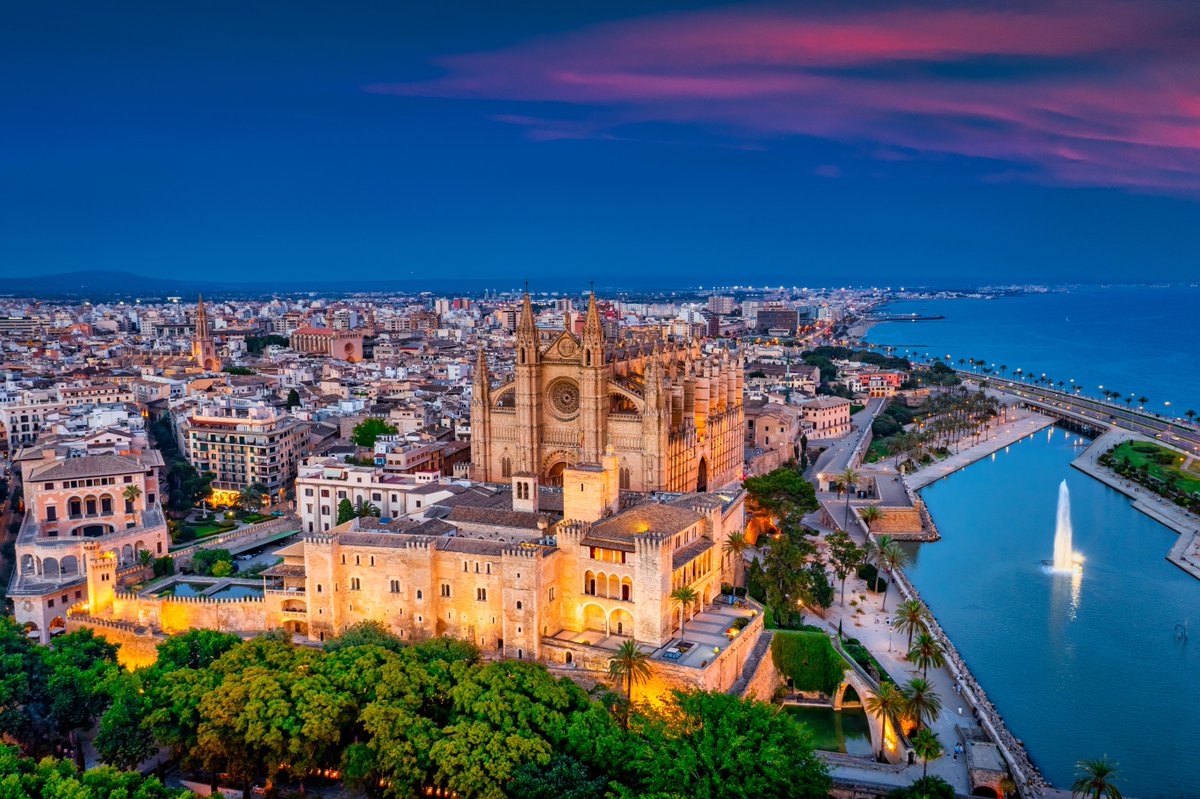 Palma tiene un gran legado histórico y cultural: la Catedral de #Mallorca, el Castillo de Bellver, el Palacio Real de la Almudaina, los Baños Árabes... 😍 Cuida de nuestro patrimonio cultural durante tu visita. 💚