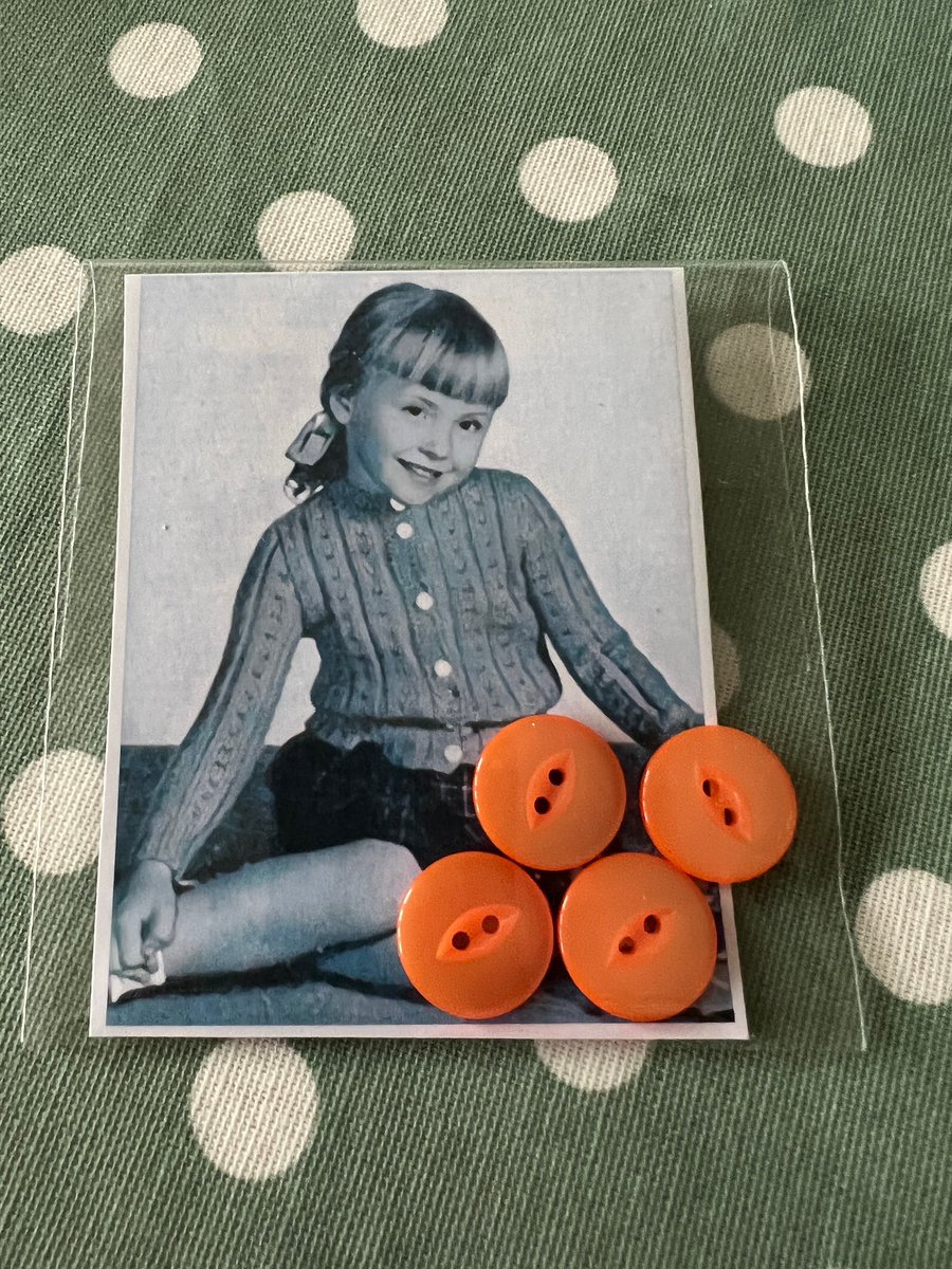 blackcatbutton's tweet photo. #Buttonistas Iโm having a #MindfulGiftsDay Lucky Dip!
I will be listing these little treats in my Etsy shop later today. Just ยฃ2 + post. DM for details ๐คท๐ปโโ๏ธ #UKGiftHour #UKGiftAM #supportsmallbusiness #MHHSBD #kindnessmatters #giftideas ๐ค https://t.co/mROtxvOSYn