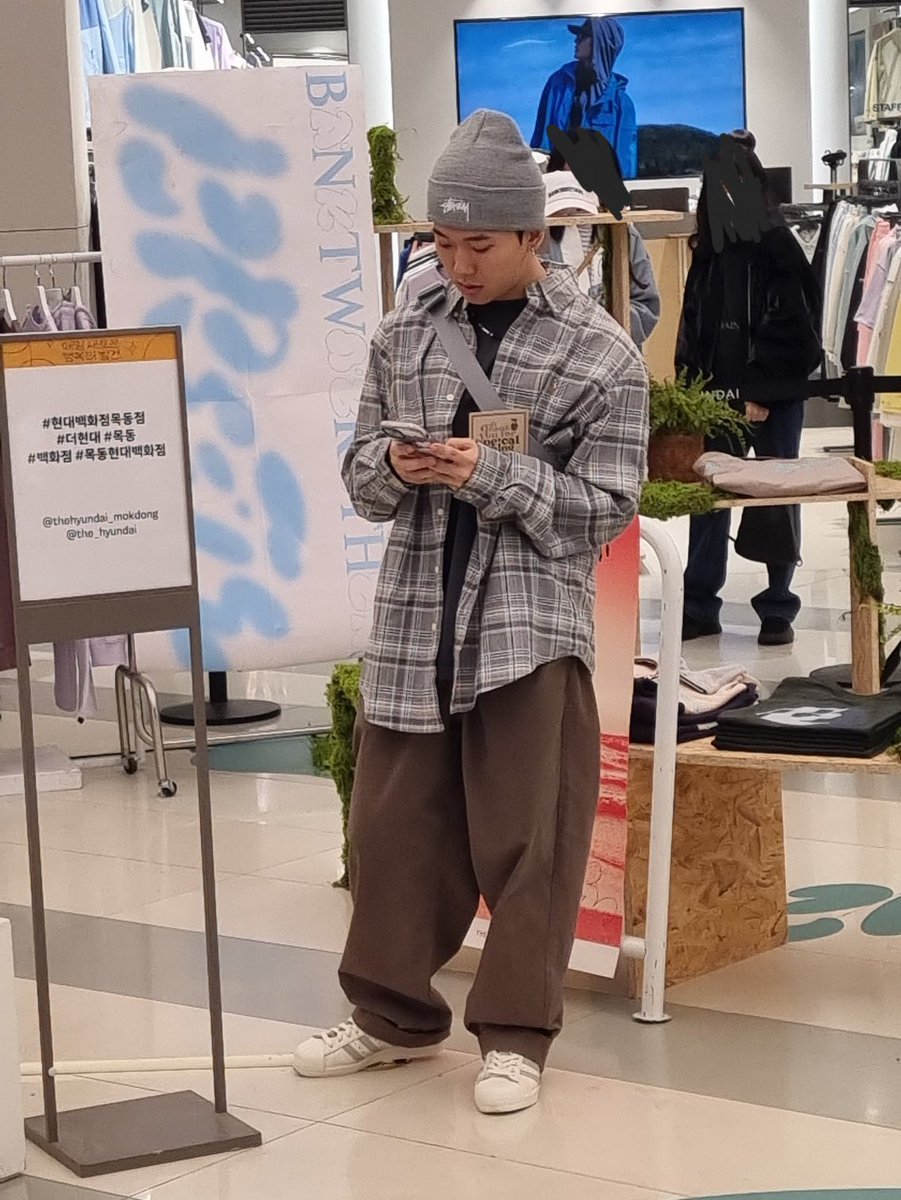 bumble_b2bro's tweet photo. OFD 팝업 때 드렸던 신발이 휴님 발에⋯😭 https://t.co/ZZxW75ja3n
