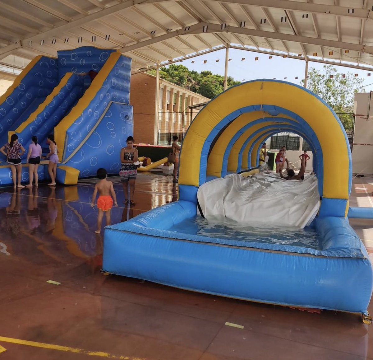 activasur's tweet photo. Las fiestas de fin de curso son uno de los momentos más divertidos del año en los colegios con los que trabajamos.
Ofrecemos talleres, concursos de baile, juegos tradicionales, escape rooms, ... o la reina de todas las fiestas, ¡nuestra miniferia!
#animacion #fiestafindecurso https://t.co/R2Gln93UGl