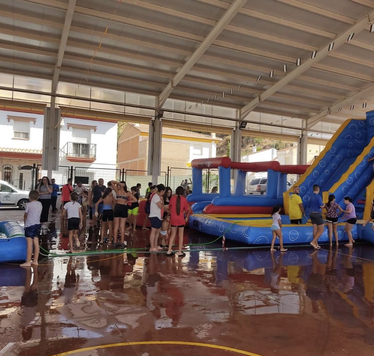 Las fiestas de fin de curso son uno de los momentos más divertidos del año en los colegios con los que trabajamos.
Ofrecemos talleres, concursos de baile, juegos tradicionales, escape rooms, ... o la reina de todas las fiestas, ¡nuestra miniferia!
#animacion #fiestafindecurso