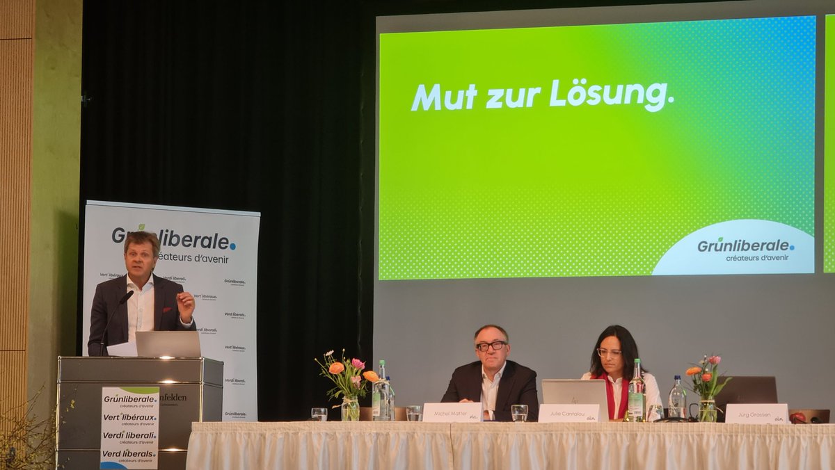 LorenzIlg's tweet photo. Jetzt gerade eröffnet @Juerg_Grossen die #DV der @grunliberale, mit dem Versprechen an die #Schweiz, #Lösungen zu suchen, #Kompromisse zu schmieden, damit wir #vorwärts kommen - für eine gemeinsame #Zukunft!
#MutzurLösung - um die Schweiz aus #Blockade zu führen!
Auch mit @GLP_SZ https://t.co/wKa2n16JZ5