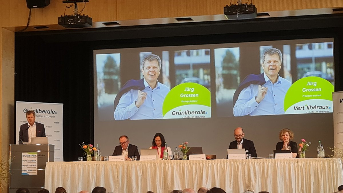 LorenzIlg's tweet photo. Jetzt gerade eröffnet @Juerg_Grossen die #DV der @grunliberale, mit dem Versprechen an die #Schweiz, #Lösungen zu suchen, #Kompromisse zu schmieden, damit wir #vorwärts kommen - für eine gemeinsame #Zukunft!
#MutzurLösung - um die Schweiz aus #Blockade zu führen!
Auch mit @GLP_SZ https://t.co/wKa2n16JZ5