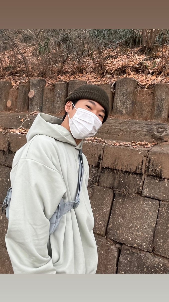 bumble_b2bro's tweet photo. 늦었지만 이 날도 선물 드렸던 후드 입어주셔서⋯ 뒤늦게 알고 새벽에 기절했었답니다🥹🥹 https://t.co/7KnPiFk4Ej