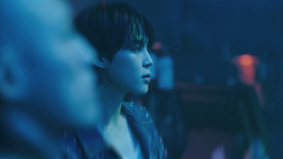 goldenkoosett's tweet photo. @yourkpopneeds32 This part of the like crazy mv... Where jimin meet with his reflection and at the end where his muddy hands are shown it shows he accepts his "reflection of vulnerable minds and unexposed wounds" https://t.co/YSkq9ij9HA
