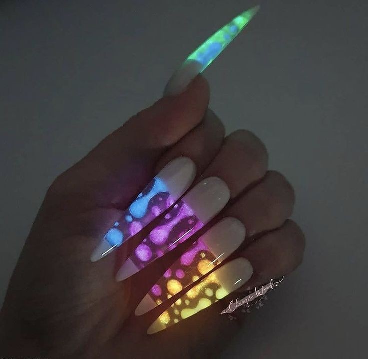 Al3xandrat's tweet image. I love hate these 🤣
#Lavalamp #nails