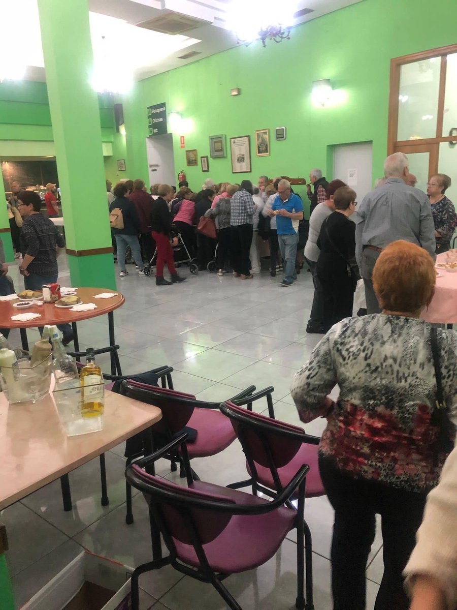 PPAlzira's tweet photo. La asociación de jubilados y pensionistas El Júcar celebró ayer con una merienda la inauguración de la nueva gerencia del bar a cargo de Paco Chillaron.

Las concejales del PP, Marisa Escriba y Ana Jover asistieron a tan entrañable acto. https://t.co/aI5KiY3rlD