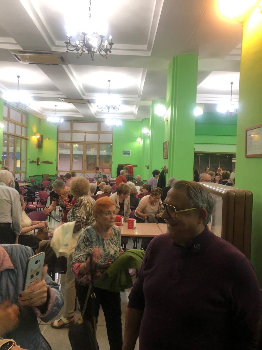 PPAlzira's tweet photo. La asociación de jubilados y pensionistas El Júcar celebró ayer con una merienda la inauguración de la nueva gerencia del bar a cargo de Paco Chillaron.

Las concejales del PP, Marisa Escriba y Ana Jover asistieron a tan entrañable acto. https://t.co/aI5KiY3rlD