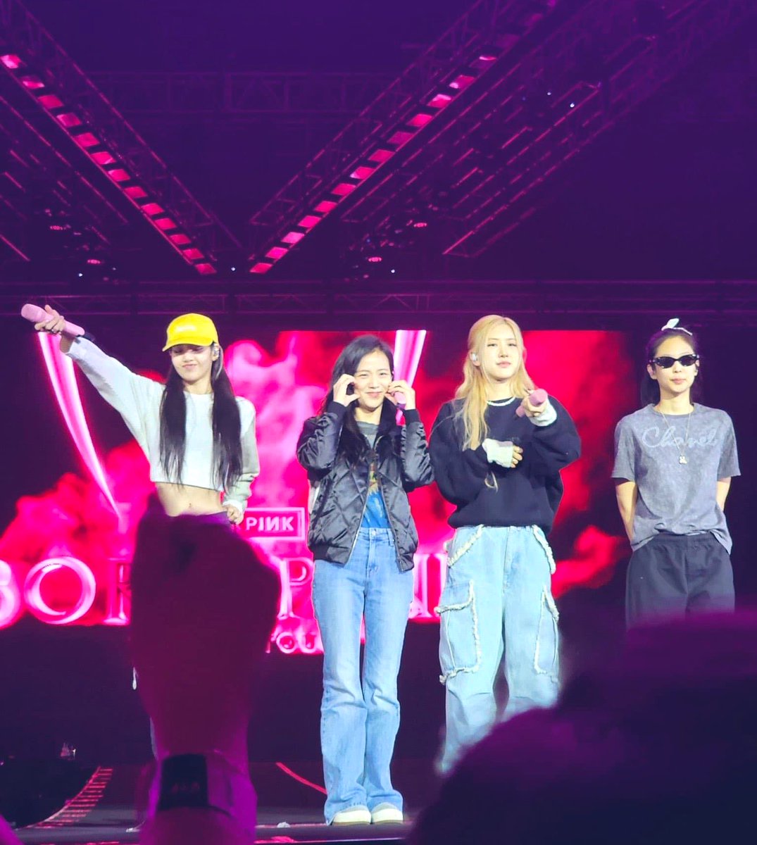 rosedailyupdate's tweet photo. To the point that they requested to increase the volume of the sound system because the audience were shouting too loud that they couldn't hear the music anymore. MAY NANALO NA, the loudest crowd is #BORNPINKinManila_BulacanD1 

ROSÉ ENAMORS PHILIPPINES
#RoséAmingTangi https://t.co/0pUhVQAb2F
