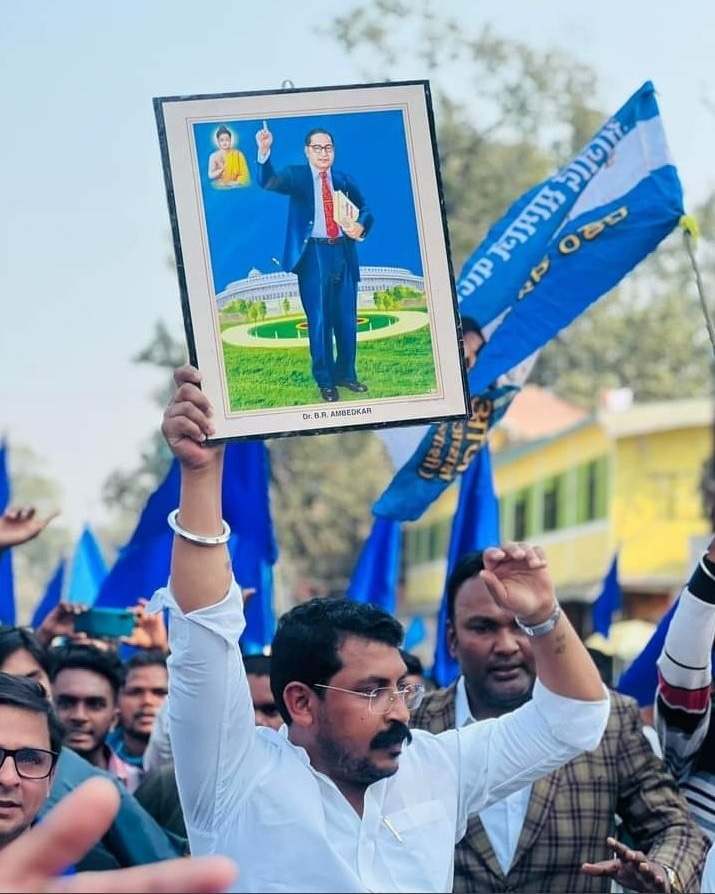 बहुजनों आज नही जागे तो कल कोई नही आयेगा जगाने के लिए।करोड़ की संख्या में सिर्फ एक ही होता है जो पूरी ताकत बनता है।करोड़ में सात जीरो होते हैं आप सातों 0 हटा दो तो भी 1 बचेगा।अगर 1 ही हटा दिया जाए तो,सातों 0 का मान्य Nill हो जायेगा। इसलिए 1 की ताकत बनो उसके साथ चलो।
जय भीम